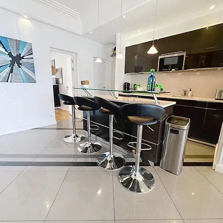 Beautiful 3 Bedroom. Direct Sea View. 401 *