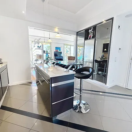 Beautiful 3 Bedroom. Direct Sea View. 401 *