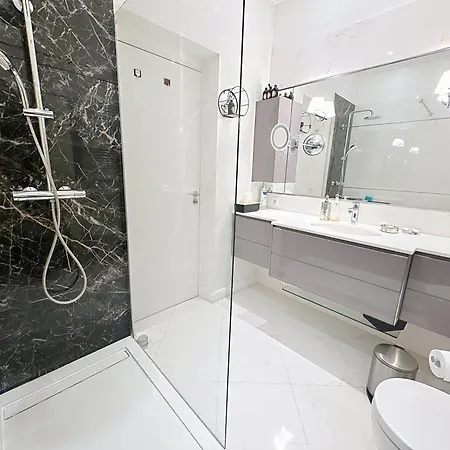 Beautiful 3 Bedroom. Direct Sea View. 401 דירה