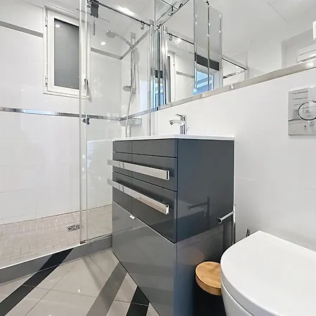 Beautiful 3 Bedroom. Direct Sea View. 401 דירה *